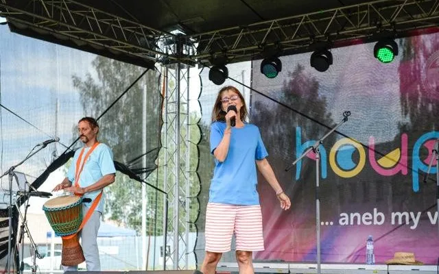 Šestý ročník obnoveného charitativního a multižánrového festivalu Houpačka se povedl na výbornou.