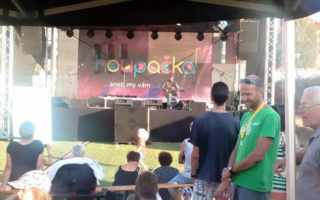 Šestý ročník obnoveného charitativního a multižánrového festivalu Houpačka se povedl na výbornou.