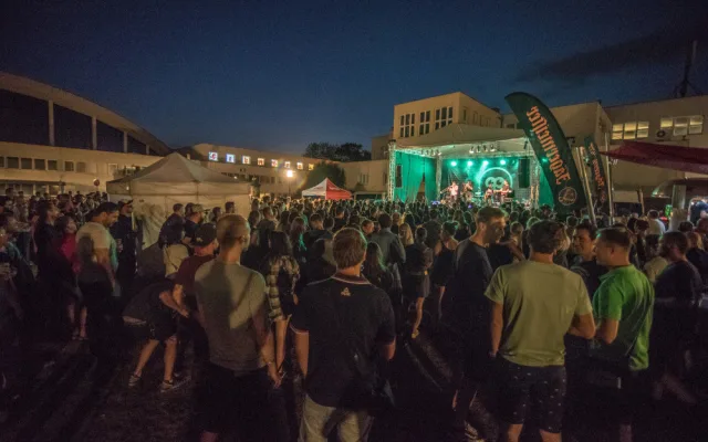 Před budějckým klubem K2 Fast Food Orchestra roztančili snad každého.