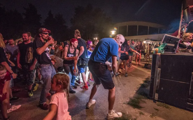 Před budějckým klubem K2 Fast Food Orchestra roztančili snad každého.