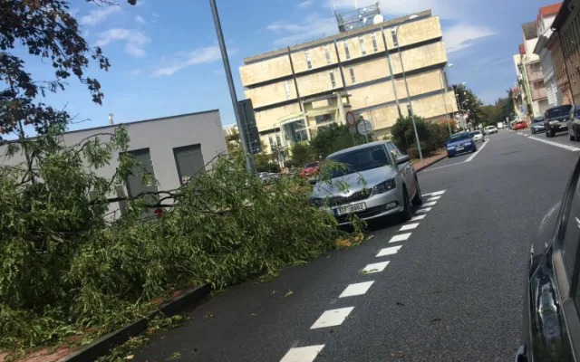 Průtrž mračen doprovázená silnějším větrem se prohnala dnes odpoledne Českými Budějovicemi.
