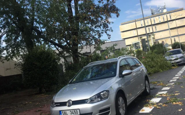 Průtrž mračen doprovázená silnějším větrem se prohnala dnes odpoledne Českými Budějovicemi.