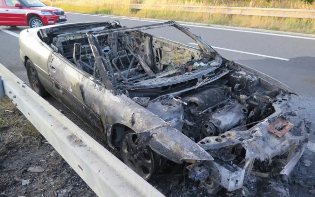 U Písku hořelo auto. Škoda se vyšplhala na dvě stě tisíc korun