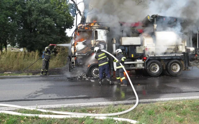 Přímo v Písku shořel štěpkovač za sedm milionů korun.