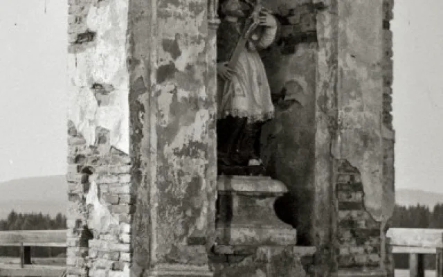 Na historické fotografii je socha sv.Jana Nepomuckého. Foto: Fotoateliér Seidel