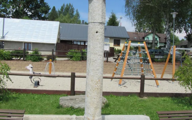 Další artefakty, které v průběhu let vyzdvihli potapěči zpět na břeh. Provozovatel zdejšího přívozu René Wippern tu z vlastních nákladů vytvořil dětské hřiště a také místo odpočinku, rozjímání a klidu.