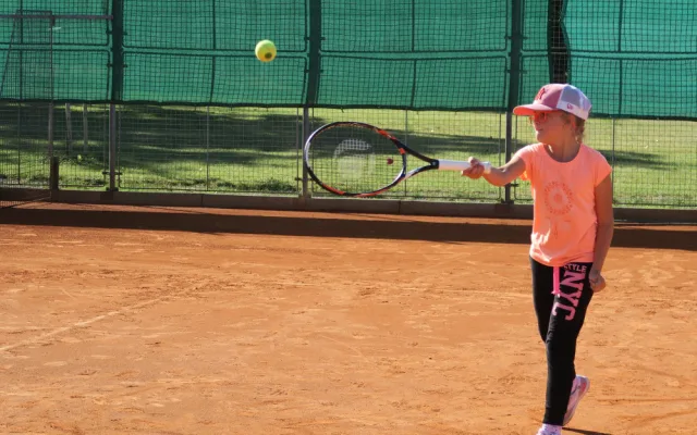 Tenisový klub LTC Tonstav - Service České Budějovice pořádá v úterý 4. září od 17:00 hodin nábor dětí narozených v letech 2010 až 2013.