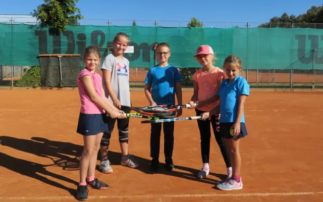Tenisový klub LTC Tonstav - Service České Budějovice pořádá v úterý 4. září od 17:00 hodin nábor dětí narozených v letech 2010 až 2013.