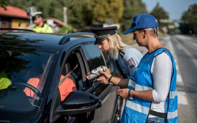Policisté střízlivým řidičům rozdávali nealko pivo.