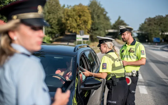 Policisté střízlivým řidičům rozdávali nealko pivo.