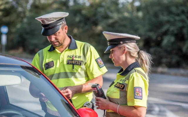 Policisté střízlivým řidičům rozdávali nealko pivo.