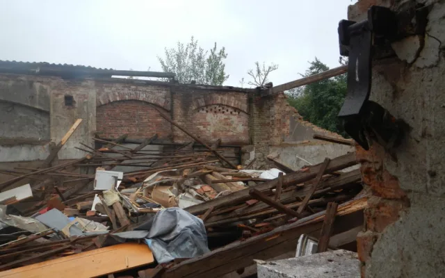 V Údraži na Písecku se zřítila střecha stodoly. Sutiny prohledával cvičený pes