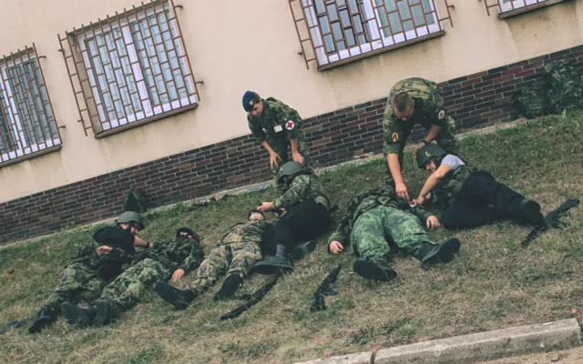 Procvičovali aplikaci turniketu, který slouží k zastavění masivního končetinového krvácení.