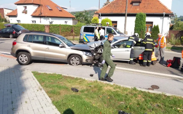Při dopravní nehodě ve Volyni se zranilo pět lidí.