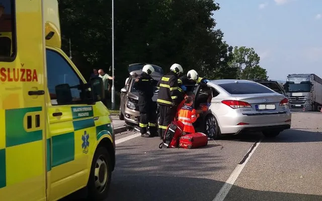 Při dopravní nehodě ve Volyni se zranilo pět lidí.