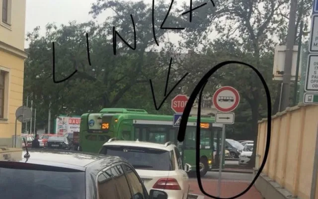 Původně ale v ulici J. Š. Baara dopravní značení zakazovalo odbočení autobusů vpravo.