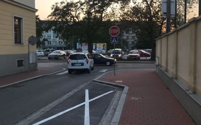 Zákazovou dopravní značku nechalo město odstranit jako nadbytečnou.
