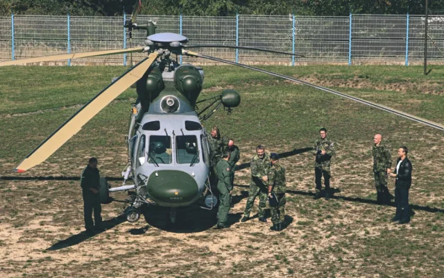 Náčelníka Generálního štábu AČR generálporučíka Aleše Opatu přivítal na půdě strakonického útvaru velitel plukovník Ján Sedliačik. JPG
