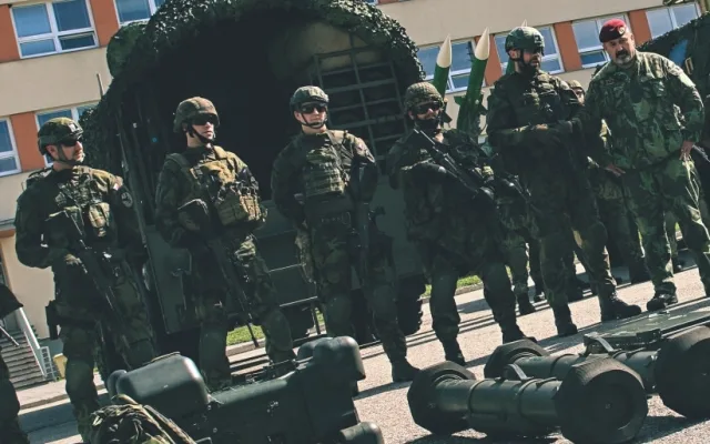 Generál Opata si prohlédl vybavení družstva, vyzbrojeného protiletadlovým raketovým kompletem RBS-70