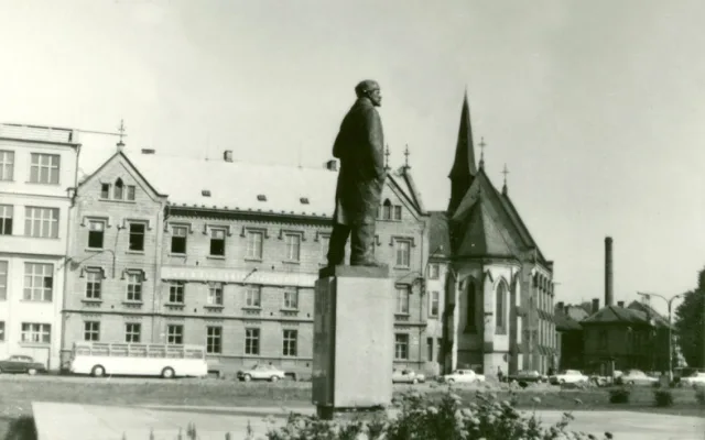 Po „sametové revoluci“ v roce 1989 se nad Vladimírem Iljičem začala stahovat mračna.