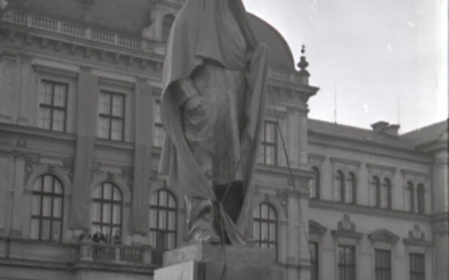 Po „sametové revoluci“ v roce 1989 se nad Vladimírem Iljičem začala stahovat mračna.