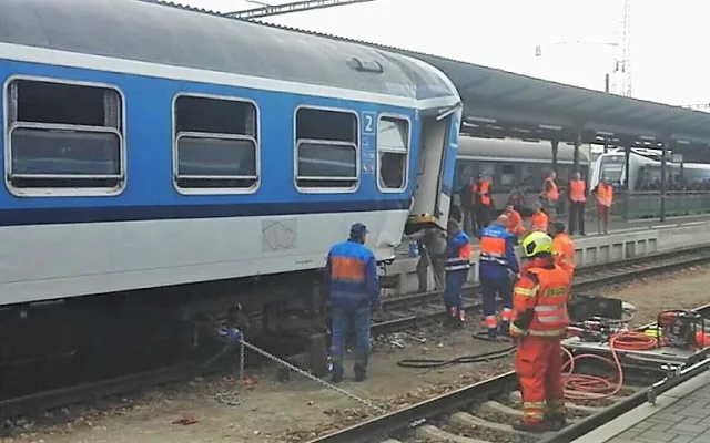 Na nádraží v Českých Budějovicích se srazila lokomotiva s odstavenými vagony.