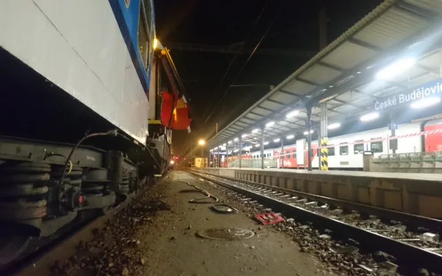 Na nádraží v Českých Budějovicích se srazila lokomotiva s odstavenými vagony.