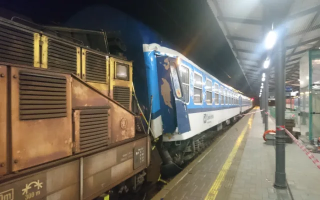 Na nádraží v Českých Budějovicích se srazila lokomotiva s odstavenými vagony.