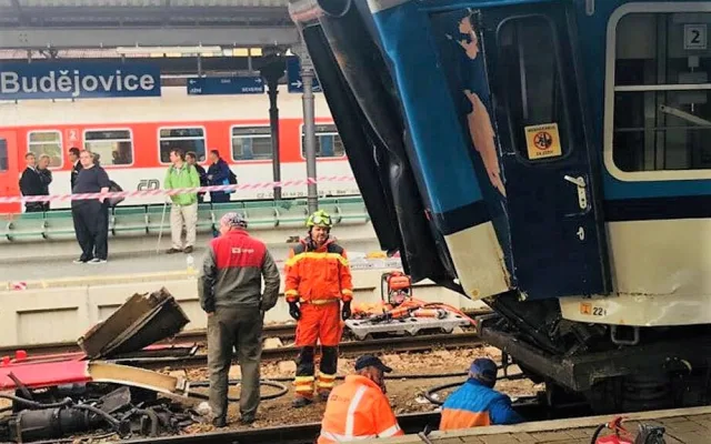 Na nádraží v Českých Budějovicích se srazila lokomotiva s odstavenými vagony.