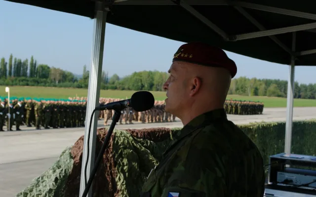 Plukovník Procházka při velení k nácviku na slavnostní přehlídky.