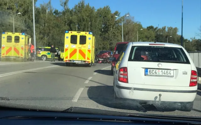 Na Dlouhé louce se srazila sanitka s osobákem. Nehoda komplikuje dopravu