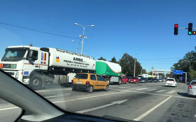 Na Dlouhé louce se srazila sanitka s osobákem. Nehoda komplikuje dopravu