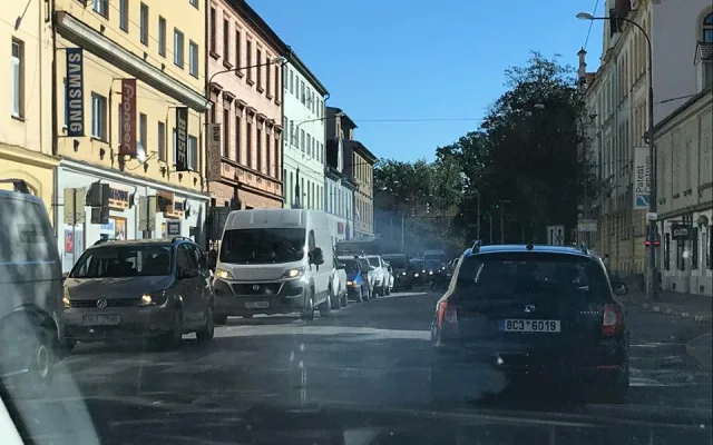 Na Dlouhé louce se srazila sanitka s osobákem. Nehoda komplikuje dopravu