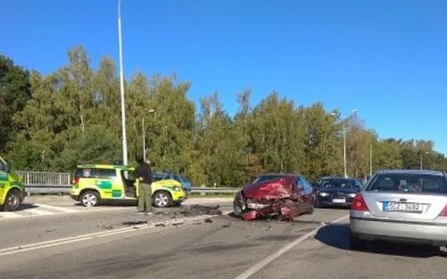 Na Dlouhé louce se srazila sanitka s osobákem. Nehoda komplikuje dopravu