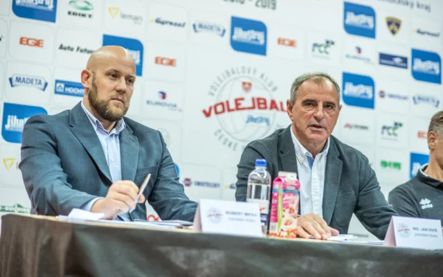 Vedení volejbalového klubu VK Jihostroj České Budějovice uspořádalo tradiční předsezonní tiskovou konferenci a odtajnilo cíle pro extraligovou sezonu. Zleva na snímku jsou Robert Mifka a Jan Diviš.