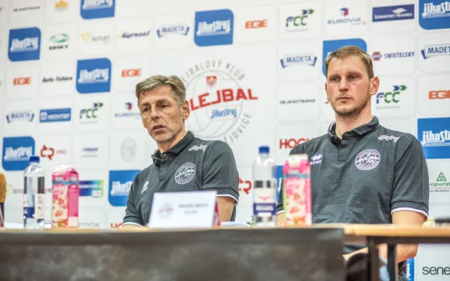 Vedení volejbalového klubu VK Jihostroj České Budějovice uspořádalo tradiční předsezonní tiskovou konferenci a odtajnilo cíle pro extraligovou sezonu. Vlavo je trenér René Dvořák a kapitán Radek Mach.