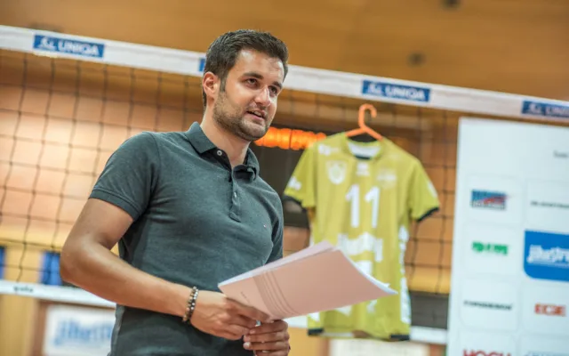 Vedení volejbalového klubu VK Jihostroj České Budějovice uspořádalo tradiční předsezonní tiskovou konferenci a odtajnilo cíle pro extraligovou sezonu. Na snímku je modoerátou Milan Džuba.