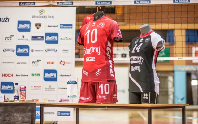 Vedení volejbalového klubu VK Jihostroj České Budějovice uspořádalo tradiční předsezonní tiskovou konferenci a odtajnilo cíle pro extraligovou sezonu. Představilo i dresy.