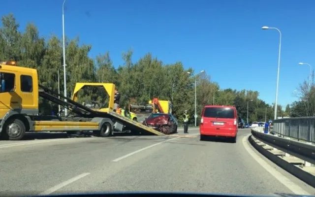 Na Dlouhé louce se srazila sanitka s osobákem. Nehoda komplikuje dopravu