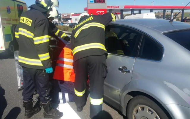 Táborští hasiči zasahovali u nehody tří aut na dálnici D3