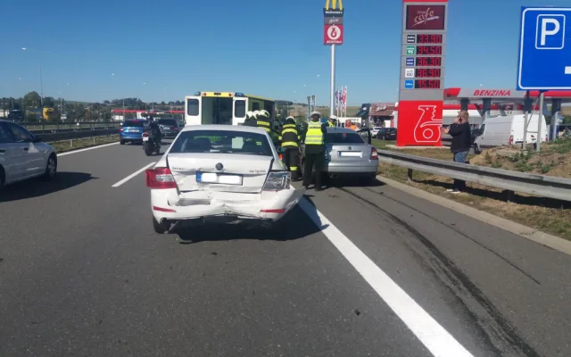 Táborští hasiči zasahovali u nehody tří aut na dálnici D3