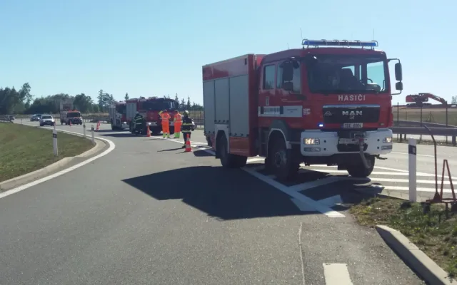 Táborští hasiči zasahovali u nehody tří aut na dálnici D3