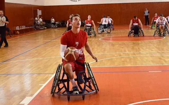 Basketbaloví Tigers na vozíku. Na snímku s míčem je Adam Šimonek.