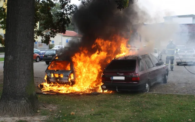 Hasiči likvidovali požár dvou aut na budějckém sídlišti Máj