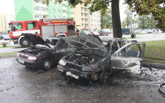 Hasiči likvidovali požár dvou aut na budějckém sídlišti Máj