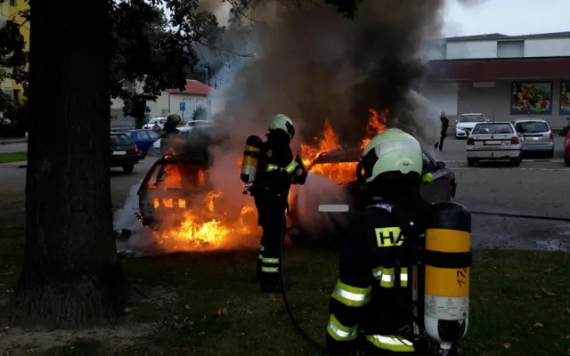 Hasiči likvidovali požár dvou aut na budějckém sídlišti Máj