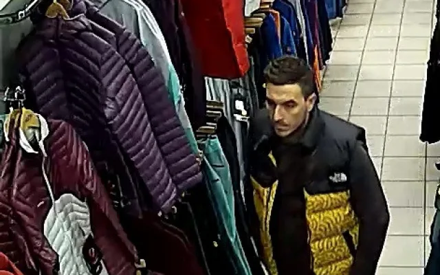 Muže zachytila kamera v obchodě. Mohl by pomoct k objasnění případu