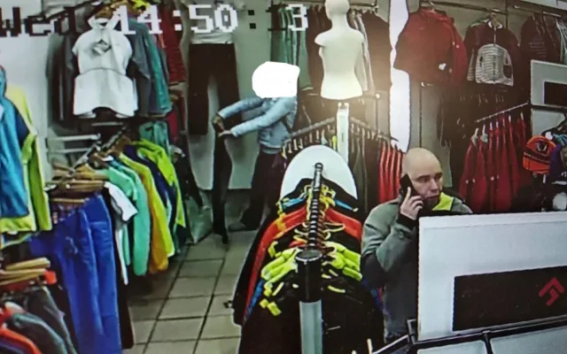 Muže zachytila kamera v obchodě. Mohl by pomoct k objasnění případu