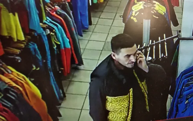 Muže zachytila kamera v obchodě. Mohl by pomoct k objasnění případu