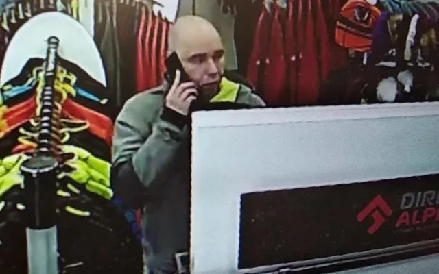 Muže zachytila kamera v obchodě. Mohl by pomoct k objasnění případu